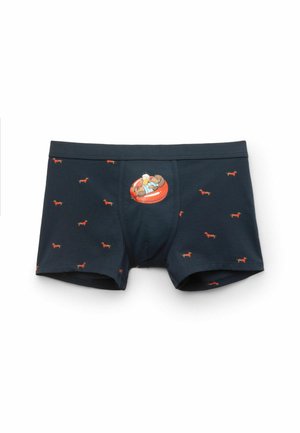 Granatowe bokserki z małymi czerwonymi nadrukami jamników oraz centralną ilustracją psa trzymającego kufel piwa, odpoczywającego na dmuchanym kole.