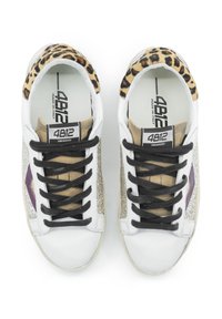 Sneakers bianchi con lacci neri, un lato argentato glitterato, accenti viola e pelliccia maculata sul tallone. Dettaglio in materiale testurizzato.