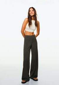 Bershka WIDE - Hlače - khaki