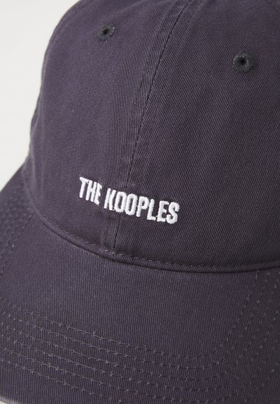 Sötét tengerészkék baseballsapka, a front középső panelen fehér hímzett "THE KOOPLES" felirattal, a billen látható varrási részletekkel.