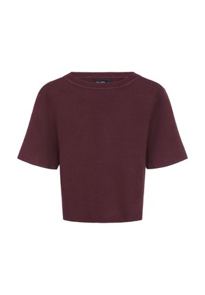 Top court en tricot côtelé à manches courtes, de couleur bordeaux profond, avec un col rond et une coupe décontractée.