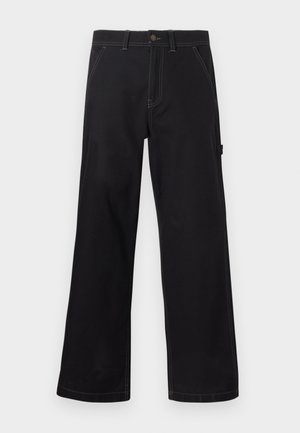 Calças pretas de perna larga feitas de tecido resistente, com fecho clássico de botões, dois bolsos frontais e detalhes de costura contrastantes.