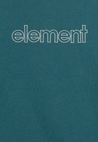 Téglazöld szövet póló, fehér hímzett "element" felirattal, puha tapintással és laza dizájnnal.