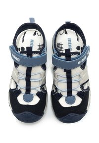 Sandalias en azul marino, gris y blanco con una parte superior de malla transpirable, correa ajustable y plantilla con un patrón que presenta gráficos abstractos.