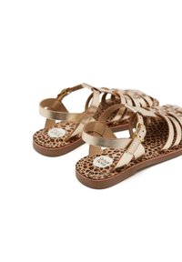 Sandali metallici oro con cinturino, caratterizzati da una soletta con stampa leopardata e una piccola fibbia per la regolazione del cinturino alla caviglia.