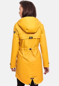 Gele waterdichte jas met een trekkoord in de taille, capuchon en rugflap. Voorzien van een merklabel en drukknoopsluiting bij de manchetten en de onderkant.