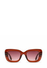 Rode getinte zonnebril met een stevige vierkante montuur, gradient lenzen en dikke steunen met subtiele accenten. Het materiaal lijkt glanzend en van kunststof.