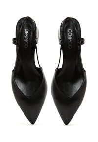 Tacones slingback negros con punta afilada y un acabado de cuero brillante, con una correa en el tobillo y un diseño de talón abierto.