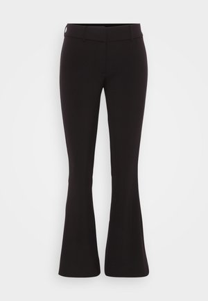 Pantalones negros de pierna acampanada hechos de un tejido suave, con cintura ajustada, costuras mínimas y un sutil detalle de passante para cinturón.
