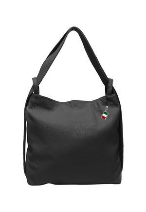 Sac à bandoulière en cuir noir avec une texture douce, un haut courbé et un petit charm en forme de drapeau italien attaché à la sangle.