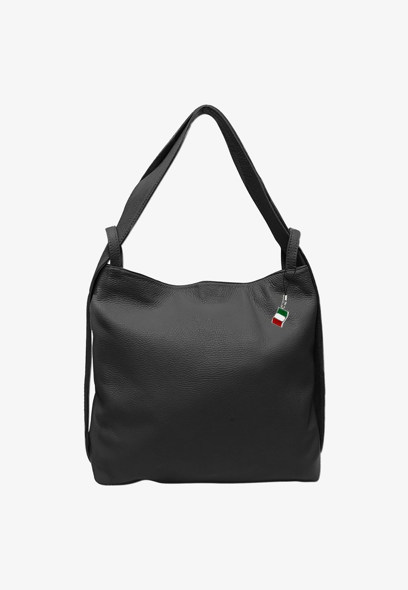 Zwarte leren schoudertas met een zachte textuur, een gebogen bovenkant en een kleine Italiaanse vlag charme die aan de band is bevestigd.