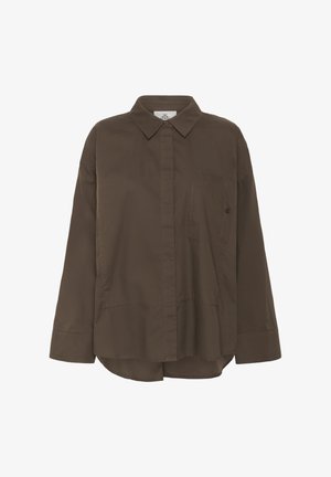 Ruskea, pitkähihainen paita napilla varustetulla kauluksella, etutaskulla ja rentoa mittasuhdetta. Valmistettu sileästä kankaasta, jossa on minimaalista ompelu yksityiskohtia.