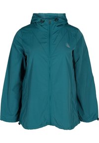 Teal vandafvisende jakke med hætte, forreste lynlås og justerbare snore i kanten. Har teksturerede detaljer og et reflekterende logo.