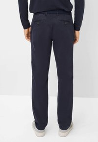 Marineblauwe katoenen broeken met een recht pootmodel, voorzien van twee achterzakken met knoopsluitingen en een gladde textuur. Casual stijl met bijpassende schoenen.