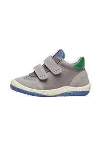 Grauer Leder- und Wildlederschuh für Kleinkinder mit zwei Klettverschlussriemen, grünen und blauen Akzenten, runder Zehenform und rutschfester Gummisohle.
