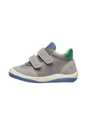 Scarpa per toddler in pelle scamosciata e pelle grigia con due cinturini in Velcro, dettagli in verde e blu, punta rotonda e suola in gomma testurizzata.
