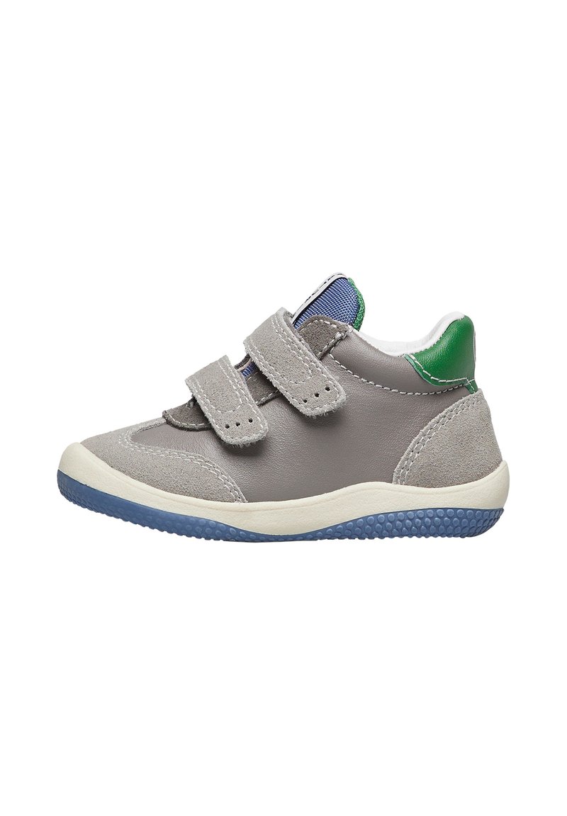 Grauer Leder- und Wildlederschuh für Kleinkinder mit zwei Klettverschlussriemen, grünen und blauen Akzenten, runder Zehenform und rutschfester Gummisohle.