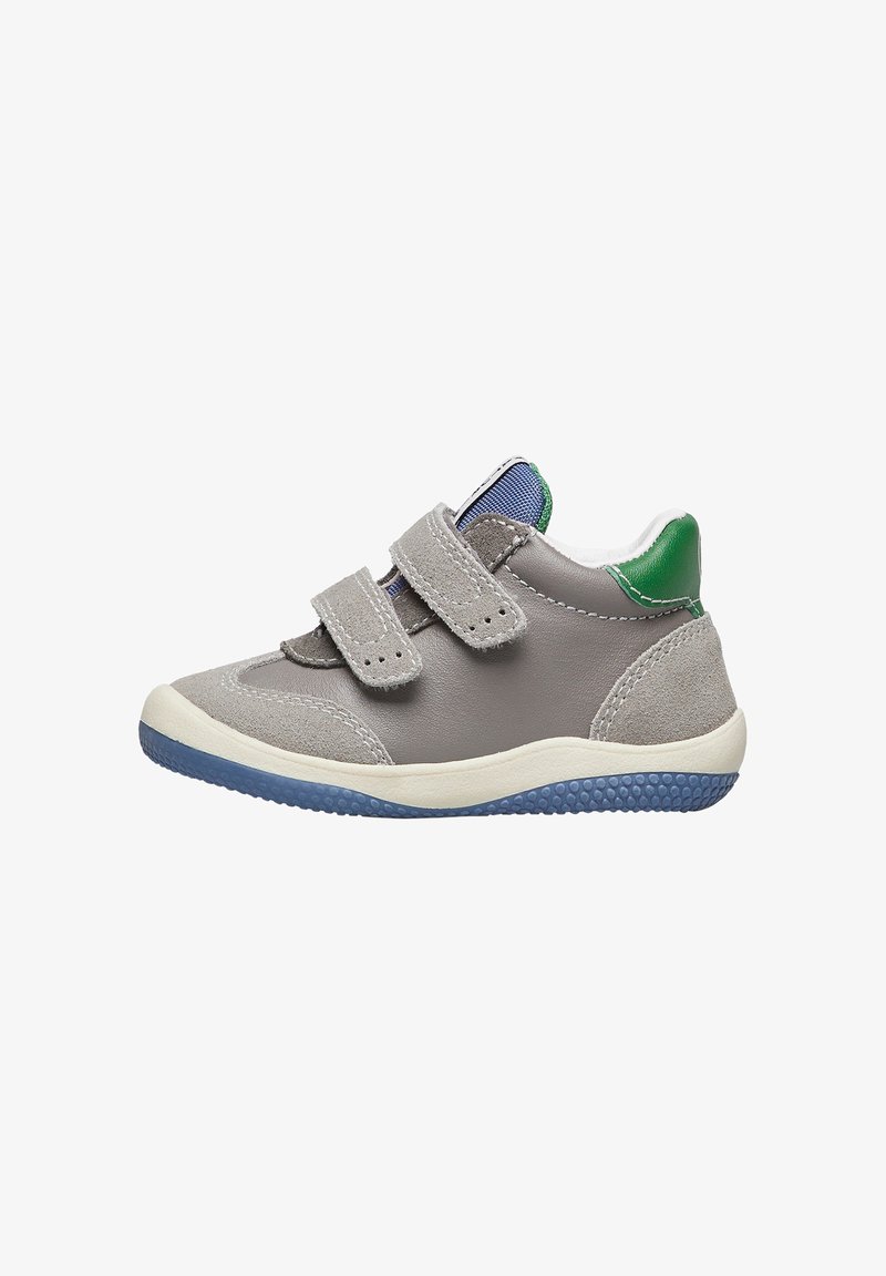 Grauer Leder- und Wildlederschuh für Kleinkinder mit zwei Klettverschlussriemen, grünen und blauen Akzenten, runder Zehenform und rutschfester Gummisohle.