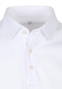 Witte polo met een klassieke kraag, twee gele knopen en een gestructureerde stof. Heeft een klein logo aan de binnenkant van de kraag.