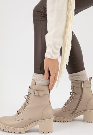 Wojas Enkellaarsjes met plateauzool - beige