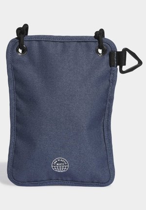 Marineblauw rechthoekig tasje met zwarte koordlusjes en een plastic driehoekige clip, met het logo "End Plastic Waste" nabij het onderste midden.
