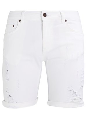 Shorts en denim blanc avec ourlets retroussés, usure sur les panneaux avant, fermeture par bouton et fermeture éclair, et poches avant avec rivets.