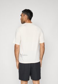 Champion TRAINING CREWNECK GRAPHIC - Sportfelső - off-white