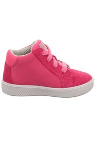 Sneaker alta bambini di colore rosa vivo con lacci, tomaia in tessuto morbido e suola gommata bianca, mostrata dal lato esterno.
