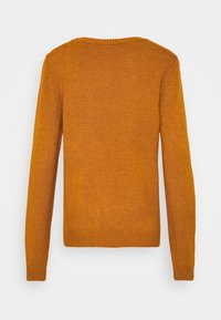 Maglione color ambra con scollo rotondo, maniche lunghe e orlo a coste. Texture lavorata a maglia con una finitura liscia, senza motivi visibili.