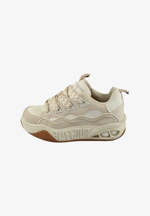 Beżowe buty sportowe z teksturowaną cholewką, grubą podeszwą i plecionymi sznurowadłami. Posiadają rubberową podeszwę zewnętrzną oraz wytłoczone logo z boku.