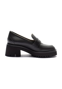 Mocassino in pelle nera con punta tonda, caratterizzato da un dettaglio cucito e una chunky heel piattaforma scanalata. Texture liscia con un design elegante.