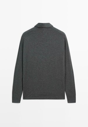 Långärmad polo i mörkgrått tyg, med en mjuk textur, klassisk krage och rak skärning i fållen.