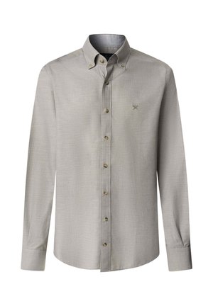 Lysegrå langærmet skjorte med knapper, knapper ned på kraven, brystemblem og kontrasterende knapper; glat stofftekstur.