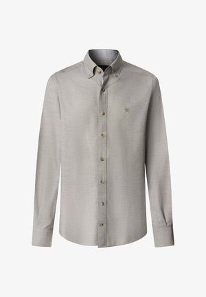 Světle šedá košile s dlouhým rukávem a zapínáním na knoflíky, límcem s knoflíky, emblémem na hrudi a kontrastními knoflíky; hladká textura látky.