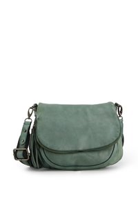 Zelená kožená crossbody taška s klopou, zipovou kapsou, nastavitelným popruhem a třásněmi po stranách. Hladký povrch.