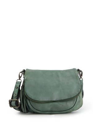 Grøn læder crossbody taske med lågklap, lynlåslomme, justerbar rem og frynsede detaljer på siden. Glat tekstur.