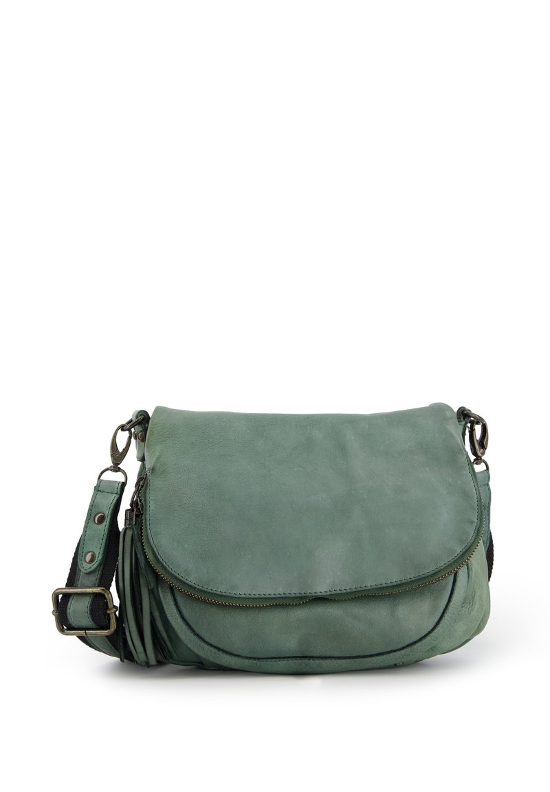 Zelená kožená crossbody taška s klopou, zipovou kapsou, nastavitelným popruhem a třásněmi po stranách. Hladký povrch.