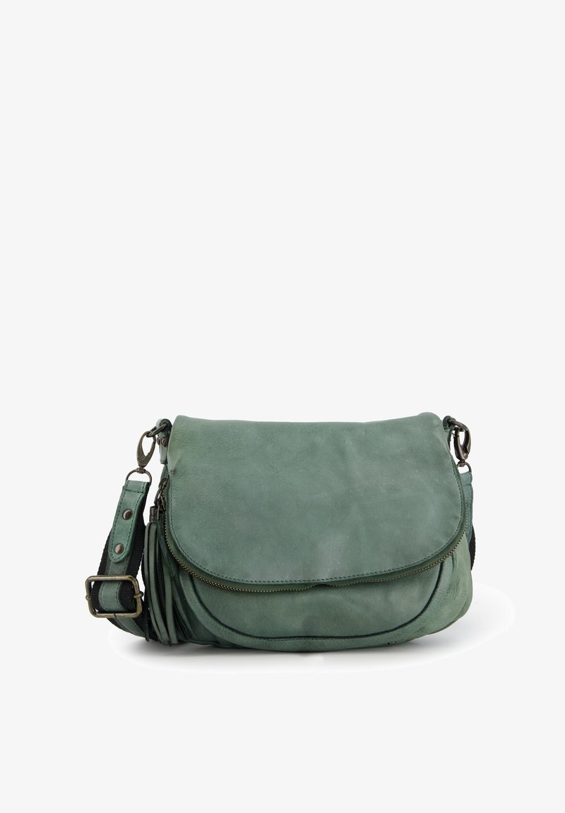 Zelená kožená crossbody taška s klopou, zipovou kapsou, nastavitelným popruhem a třásněmi po stranách. Hladký povrch.