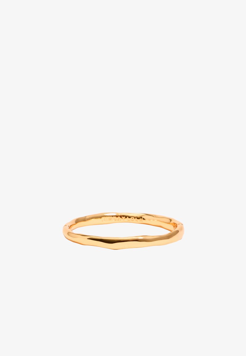 Goudkleurige gedraaide ring met een golvend ontwerp, dat een gladde, reflecterende oppervlakte en een dunne, delicate vorm toont. Geen versieringen aanwezig.