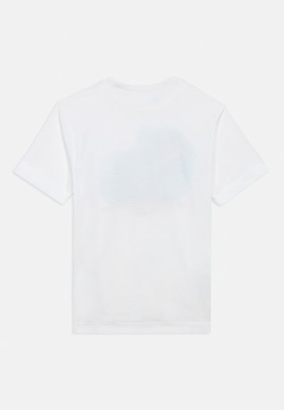 T-shirt branca de algodão com mangas curtas, apresentando um padrão subtil e multicolorido semelhante a nuvens nas costas. Design clássico com gola redonda.