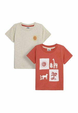 Zwei T-Shirts: eines beige mit einem Sonnenmotiv, das andere rostfarben mit tierischen und pflanzlichen Designs in Weiß. Beide haben kurze Ärmel und runde Ausschnitte.