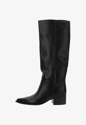 Bota de cuero negro hasta la rodilla con un tacón bajo y puntera afilada, que presenta un pequeño logo "4US" cerca del borde superior.
