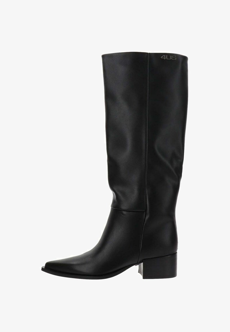 Stivaletto in pelle nera fino al ginocchio con tacco basso a blocco e punta affusolata, caratterizzato da un piccolo logo "4US" vicino al bordo superiore.