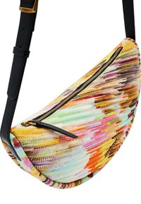 Hobo-Tasche aus mehrfarbigem strukturiertem Material, schwarzem Lederhenkel und goldenen Reißverschlussdetails. Die Form ist kurvenförmig mit einer glatten Oberfläche.