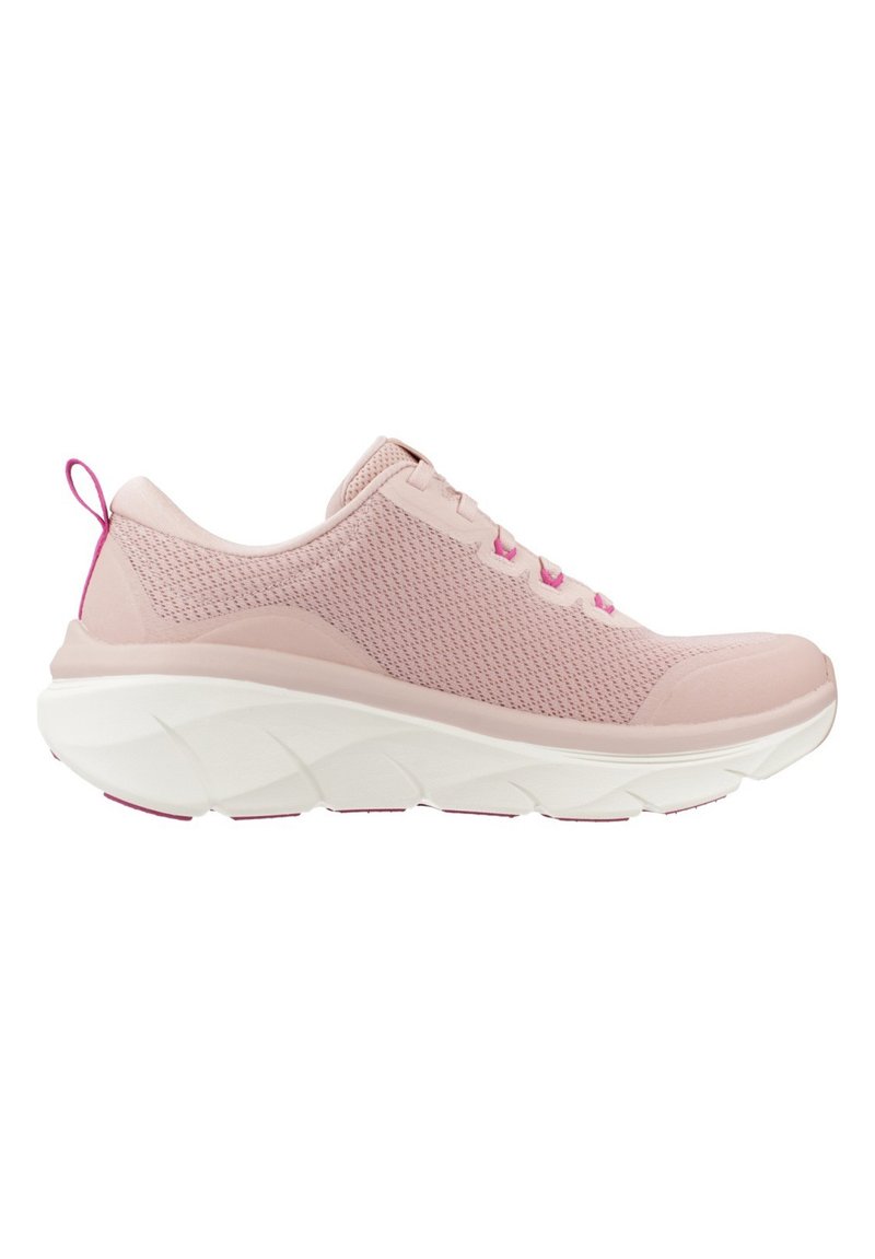 Chaussure de sport rose clair avec une tige en mesh, semelle intercalaire blanche et lacets roses. Dispose d'un talon rembourré et d'une semelle extérieure en caoutchouc texturé.