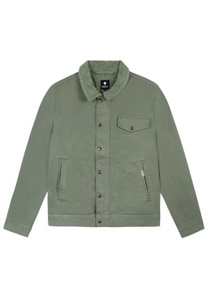 Giacca verde oliva con chiusura a bottoni automatici, tasche laterali e colletto in pelliccia sintetica. Il materiale sembra testurizzato e resistente, con una tasca sul petto.