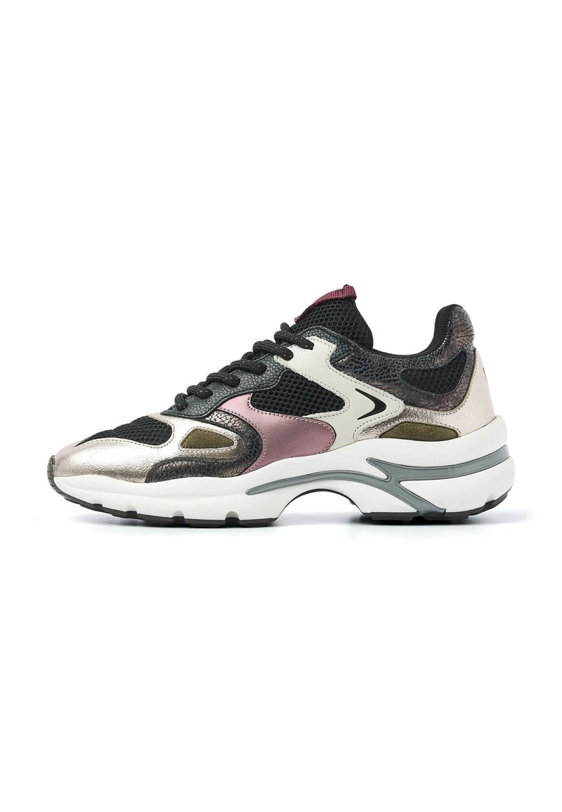 Chaussure de sport en argent, noir et bordeaux, présentant une tige en maille, des accents texturés et une épaisse semelle blanche avec des détails gris.