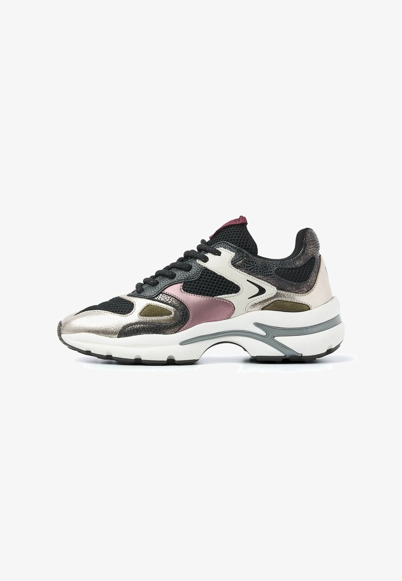 Chaussure de sport en argent, noir et bordeaux, présentant une tige en maille, des accents texturés et une épaisse semelle blanche avec des détails gris.