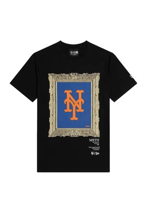 Zwarte katoenen t-shirt met een sierlijk gouden lijstontwerp en een oranje "NY" logo op een blauwe achtergrond. Bevat merktekst onderaan.