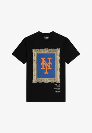 Schwarzes Baumwoll-T-Shirt mit einem kunstvollen goldenen Rahmen-Design und einem orangen "NY"-Logo auf blauem Hintergrund. Enthält Markentext am unteren Rand.